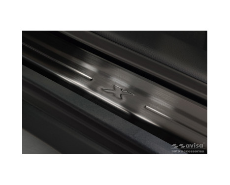 Dörrtrösklar i svart rostfritt stål lämplig för Toyota Aygo X 2022- 'Lines X' - 4-delad, bild 3