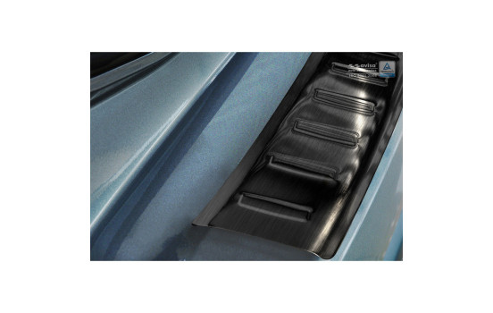 Black stainless steel bumper protector suitable for Nissan X-Trail III 2014-2017 7-Persons 'RIbs', Image 2