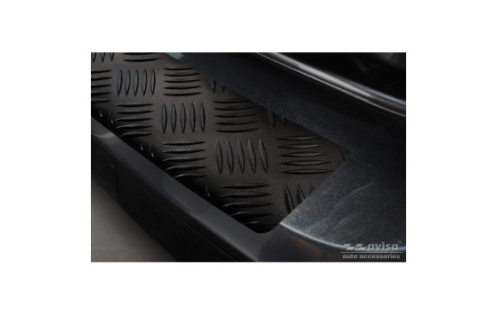 Matte black aluminum bumper protector suitable for Volkswagen Caddy V 2020- 'Riffled Plate', Image 5