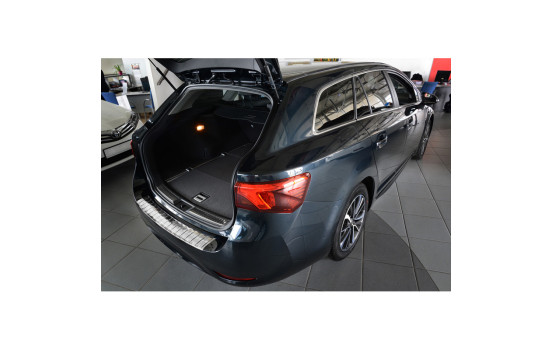 Stainless steel bumper protector suitable for Toyota Avensis III Wagon Facelift 2015- 'Ribs', Image 2
