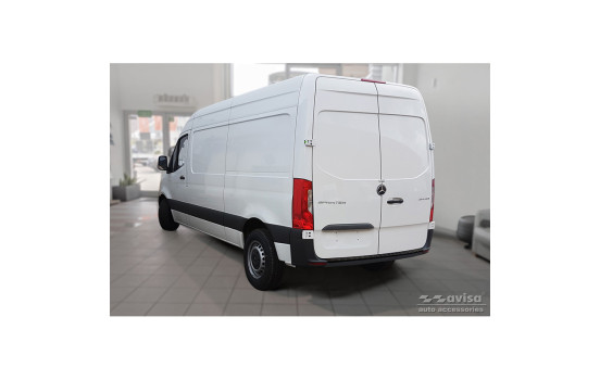 Matte black aluminum bumper protector suitable for Mercedes Sprinter III 2018- 'Riffled plate', Image 4