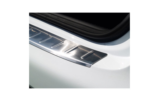 Stainless steel bumper protector suitable for Renault Clio IV 5-door 2013- 'Ribs', Image 3