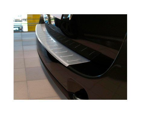 Stainless steel rear bumper protector Dacia Duster 2010- 'Ribs', Image 3