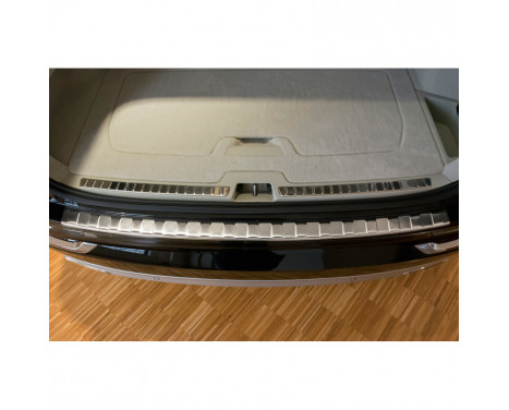 Stainless steel rear bumper protector Volvo XC90 2015- 'Ribs', Image 4