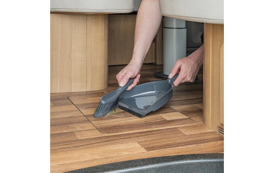 Dustpan and brush, Image 6