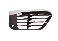 GRILLE D'AÉRATION EN DESSOUS À DROITE.