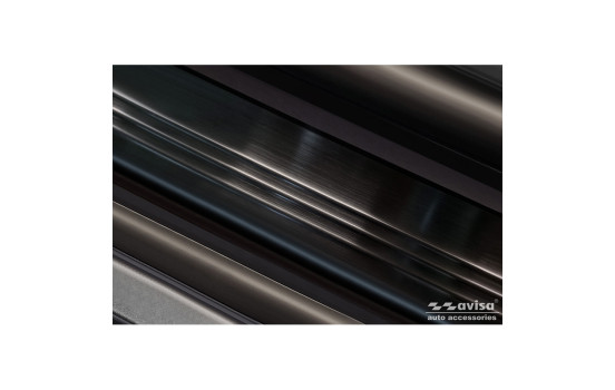 Black stainless steel door sills suitable for Tesla Model S 2012-2016 & Facelift 2016 - 'Lines' - 4-piece, Image 3