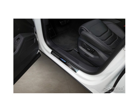 Black stainless steel door sills suitable for Volkswagen Touareg III 2018- 'Hybrid' - 4-piece, Image 2