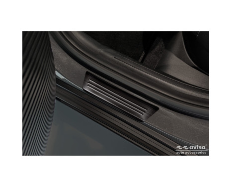 Black stainless steel door sills suitable for Hyundai Kona II 2023 - 'Lines' - 4-piece, Image 4