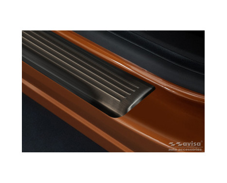 Black stainless steel Door sills suitable for Renault Captur II 2020- 'Lines' - 4-piece, Image 4