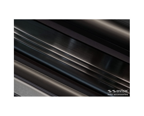 Black stainless steel door sills suitable for Tesla Model S 2012-2016 & Facelift 2016 - 'Lines' - 4-piece, Image 3