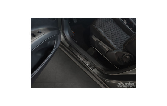 Molduras de umbral de puerta de acero inoxidable negro aptas para Toyota Aygo X 2022- 'Líneas X' - 4 piezas, Imagen 2