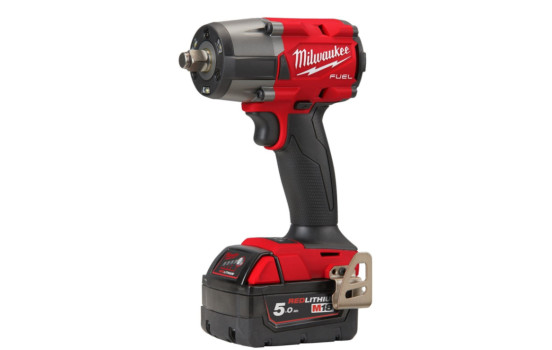 Llave de impacto inalámbrica Milwaukee M18 FMTIW2F12-502X de 1/2" con anillo de fricción, 18 V, 5 Ah, color rojo
