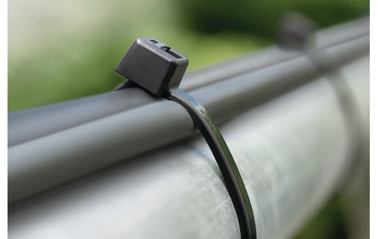 Brida HellermannTyton 390 x 4,6 mm, color negro UV (100 unidades)