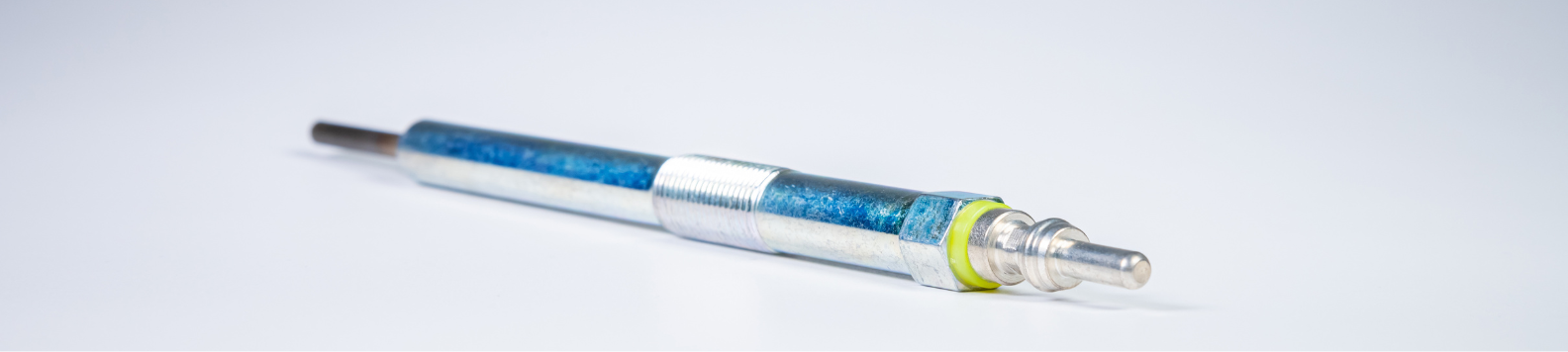 Afbeelding van een gloeibougie: Een metalen staaf met een schroefdraad en een contactpunt dat heet wordt.