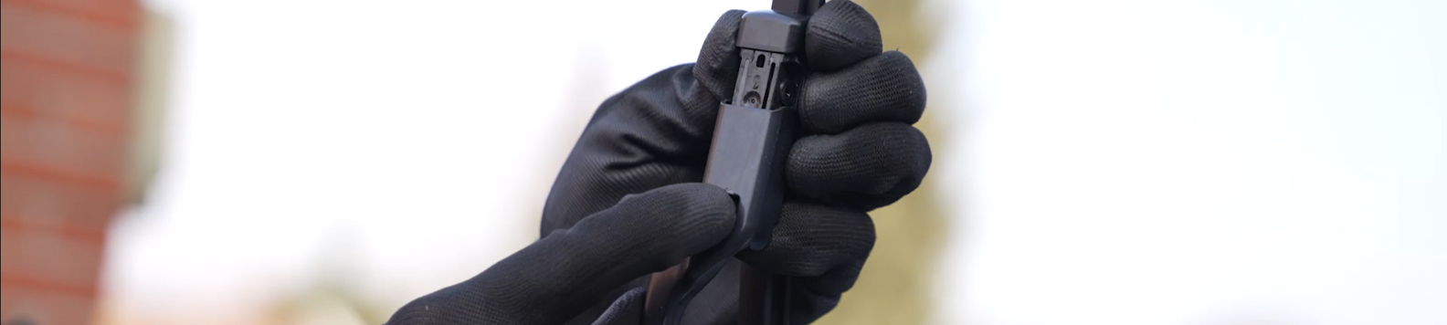 Klik de wisser los en schuif hem van de arm