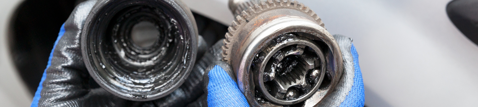 Versleten en een nieuwe homokineet naast elkaar, cilindervormig met metalen kop