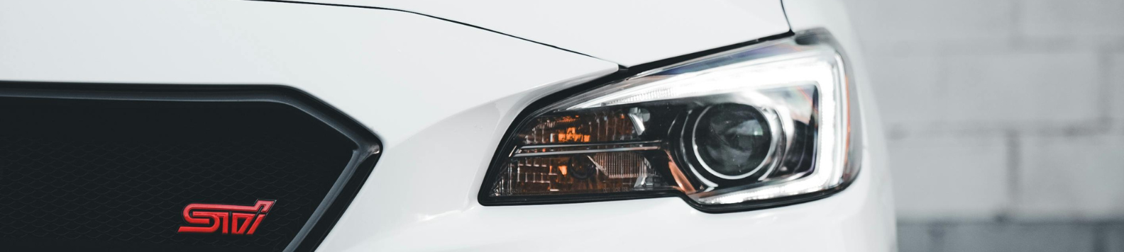 Auto koplamp met dagrijlicht geactiveerd