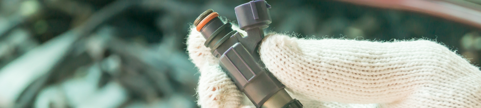Hand met handschoen houdt een injector vast