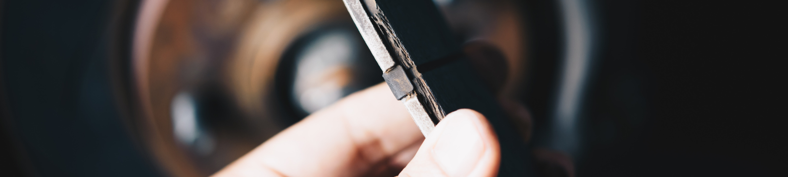 Een versleten remblok van de zijkant. De metalen plaat ziet er nog goed uit, maar het frictiemateriaal is versleten
